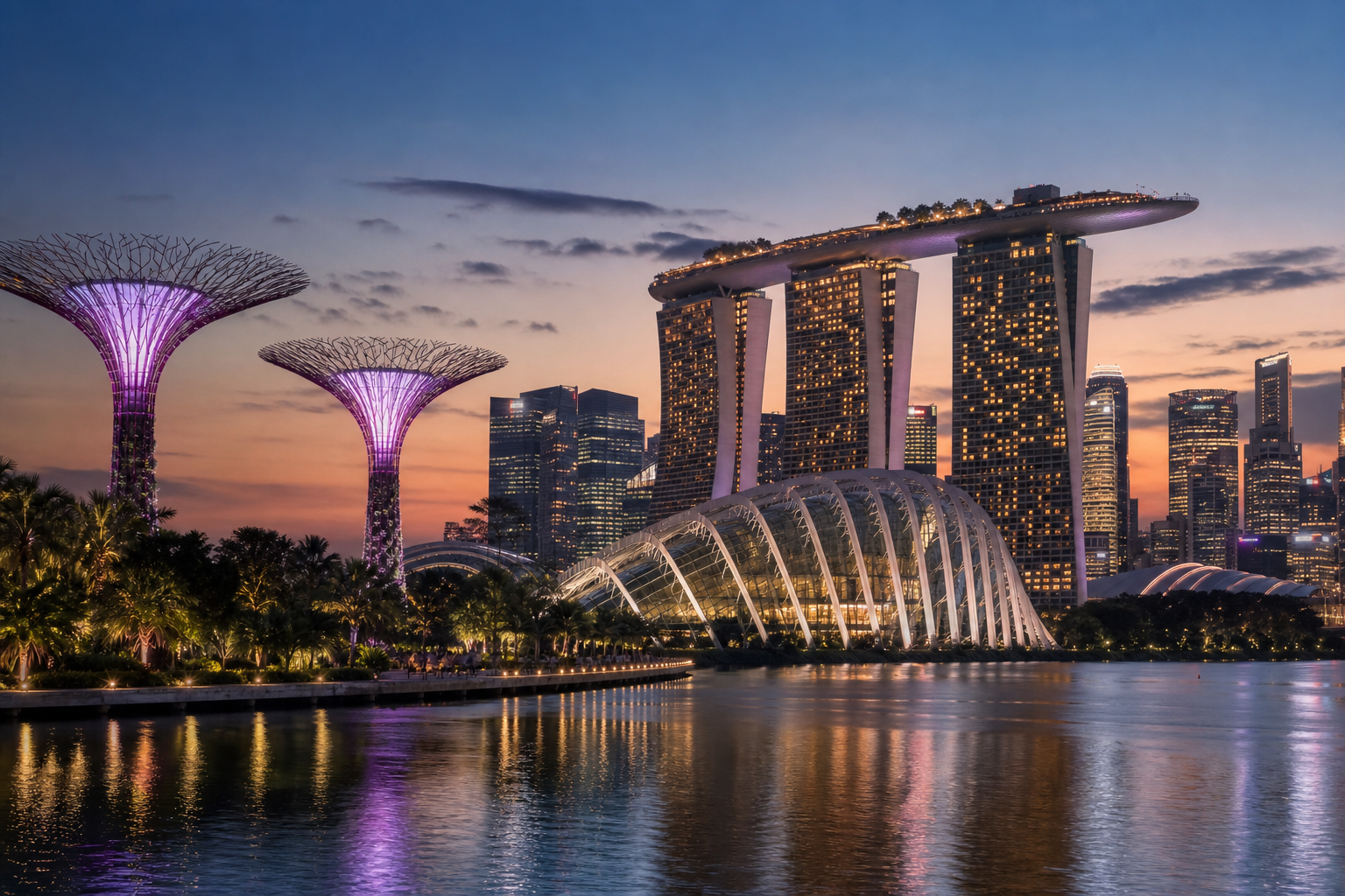 Сингапур у Gardens by the Bay в сумерках